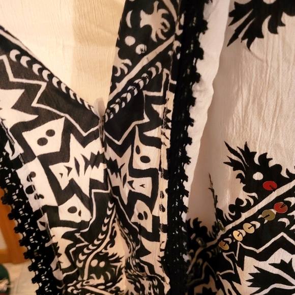 NWOT Chico's top.  SZ S/M but will fit a large easy. - Picture 7 of 13